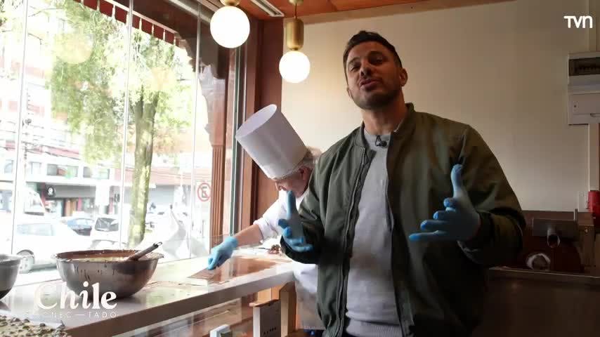 Simón se convirtió en maestro chocolatero por un día en Valdivia