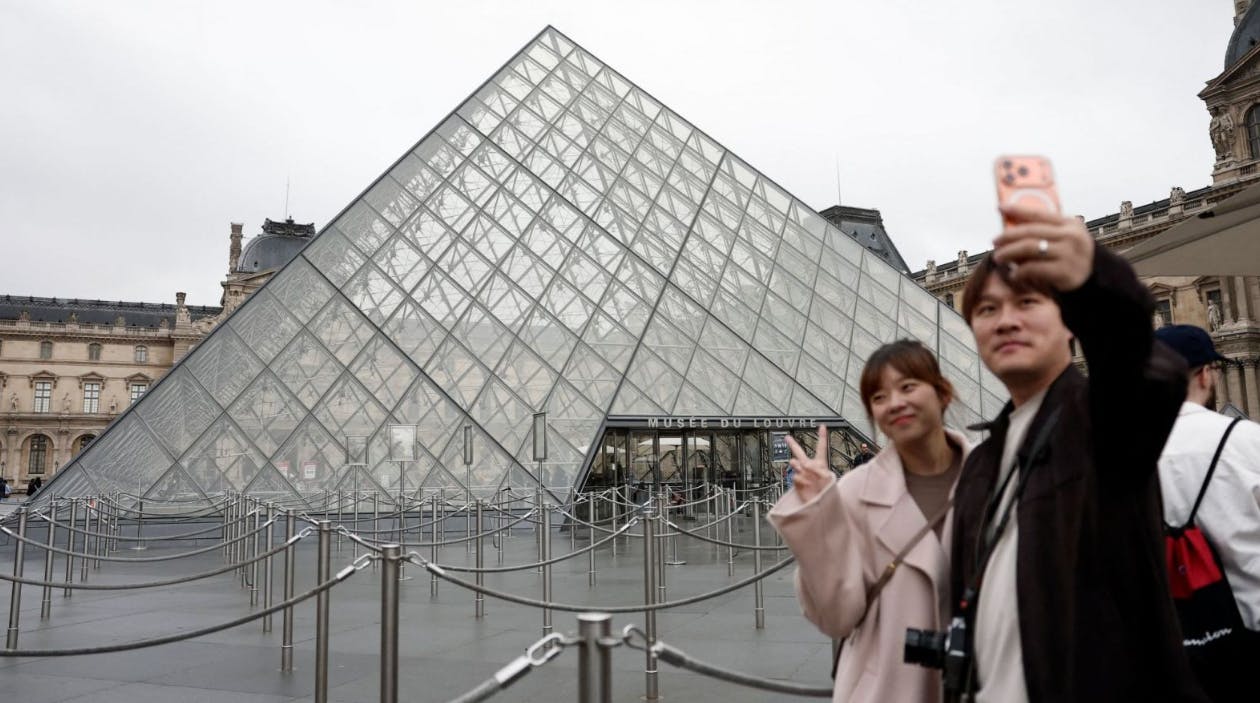Caos y sorpresa por robo de joyas en el museo del Louvre 