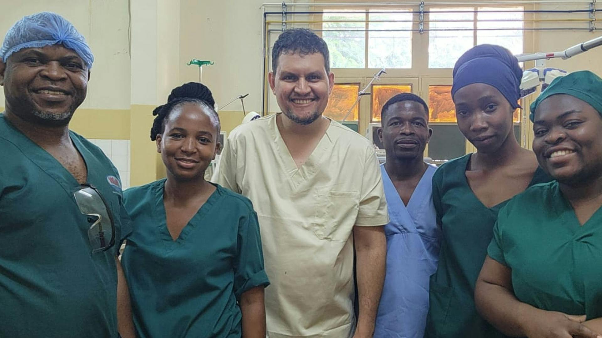 Dermatólogo de Antofagasta es el único chileno en operativo en África 