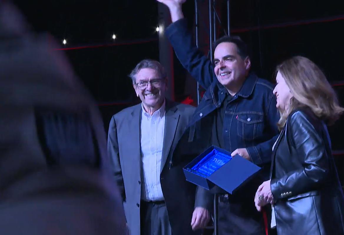 ¡Muchas felicitaciones!: Leo Jeria recibe el "Premio Felipe Camiroaga" 