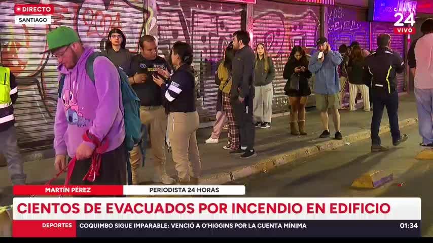 Incendio afecta a departamento en Santiago Centro: vecinos fueron evacuados 