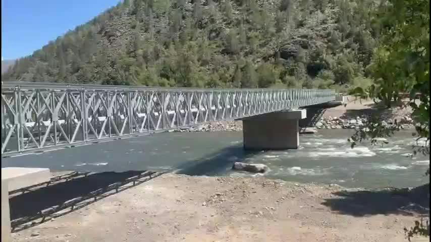 Instalan puentes mecano en San Fabián de Alico