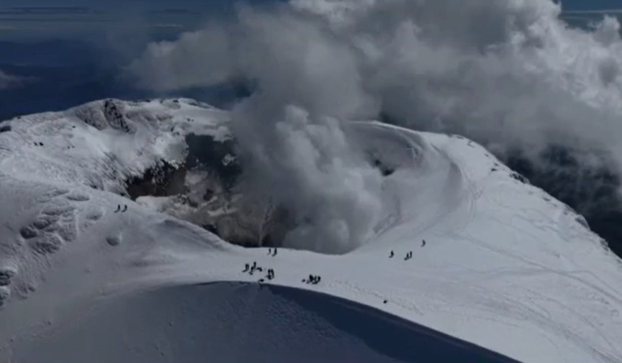 Simón en la cumbre: Las impresionantes imágenes desde el cráter de volcán Villarrica