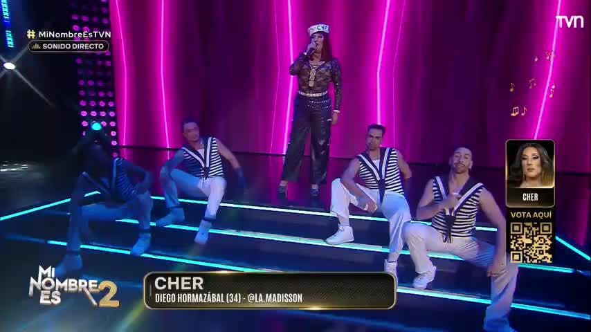 Cher: Glamour y nostalgia combinados en una presentación.