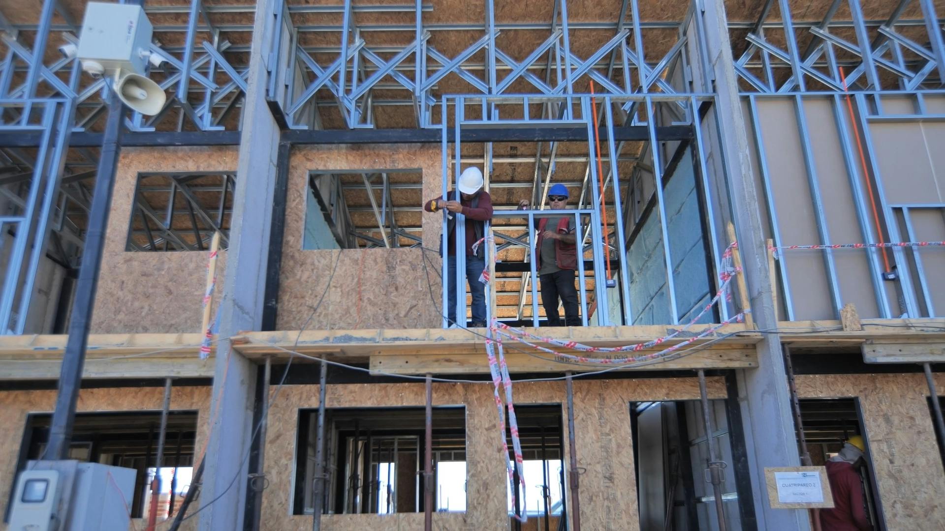 Avanza construcción de 84 viviendas en sector damnificado