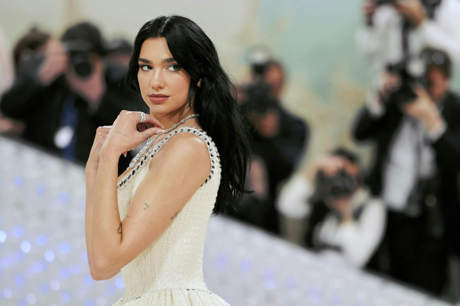 Gran expectativa por Dua Lipa: ¿Qué canción chilena cantará en sus conciertos? 