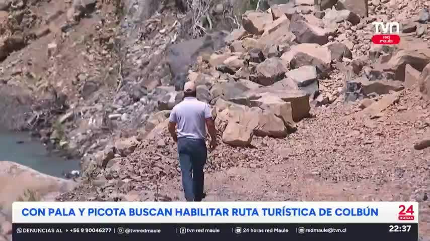 Vecinos de Colbún intentan despejar camino con pala y picota