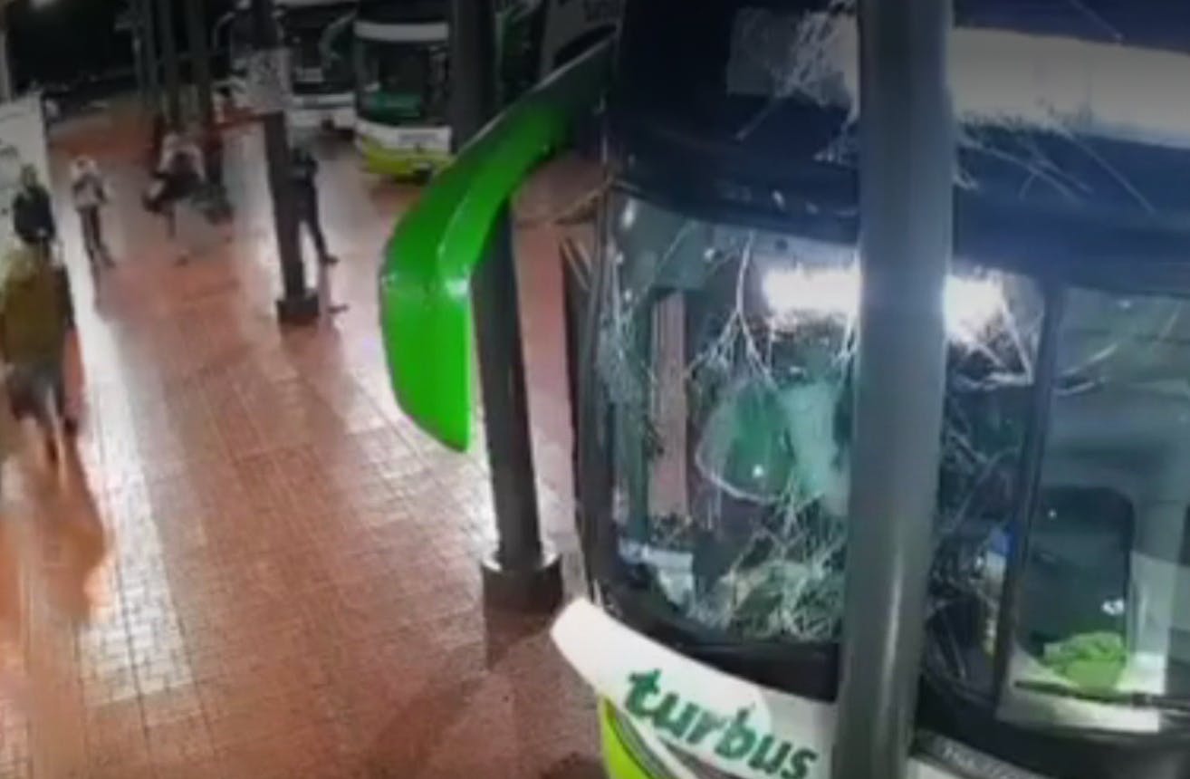 Insólito choque de bus de pasajeros con poste en terminal de Los Ángeles 