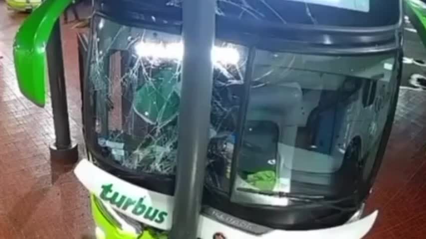 Abren investigación por choque de bus en terminal