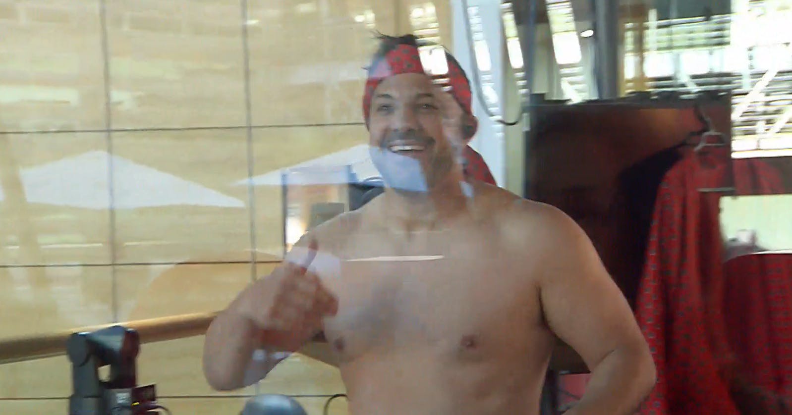 ¡¿Qué hace Simón Oliveros desnudo por el canal?! 