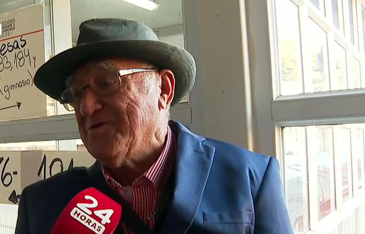 "¿Qué voy a hacer en la casa solo?": Adulto mayor se ofreció como vocal de mesa en conmovedor ejemplo cívico 