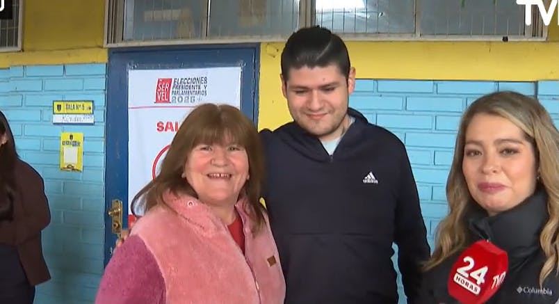 "El más regalón de las elecciones": Está de cumpleaños y vino a acompañar a su hijo que es vocal de mesa 