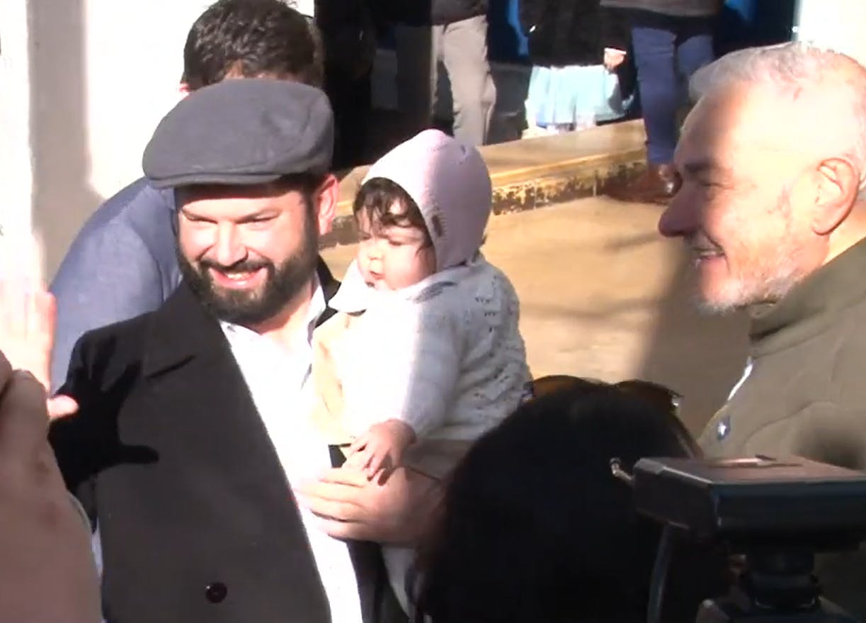 Acompañado por su hija: Presidente Boric llega a su local de votación en Punta Arenas 