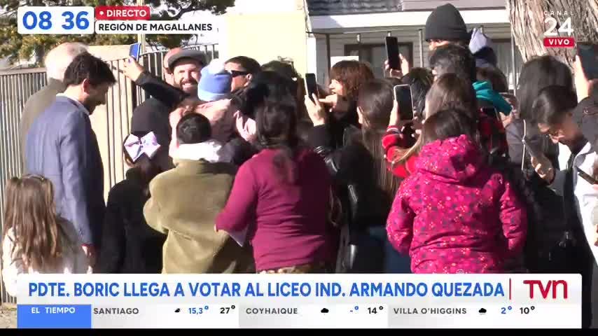 Presidente Boric votó con su hija en brazos en Punta Arenas
