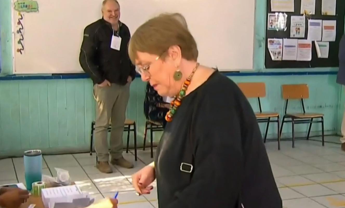 Presidenta Michelle Bachelet llega hasta su local de votación: "Espero que sigamos perfeccionando la democracia"