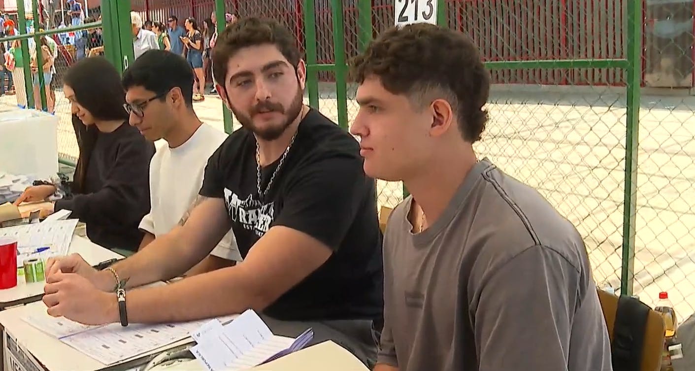 A su papá también le tocó cumplir: Hermanos son vocales de mesa por cuarta vez 