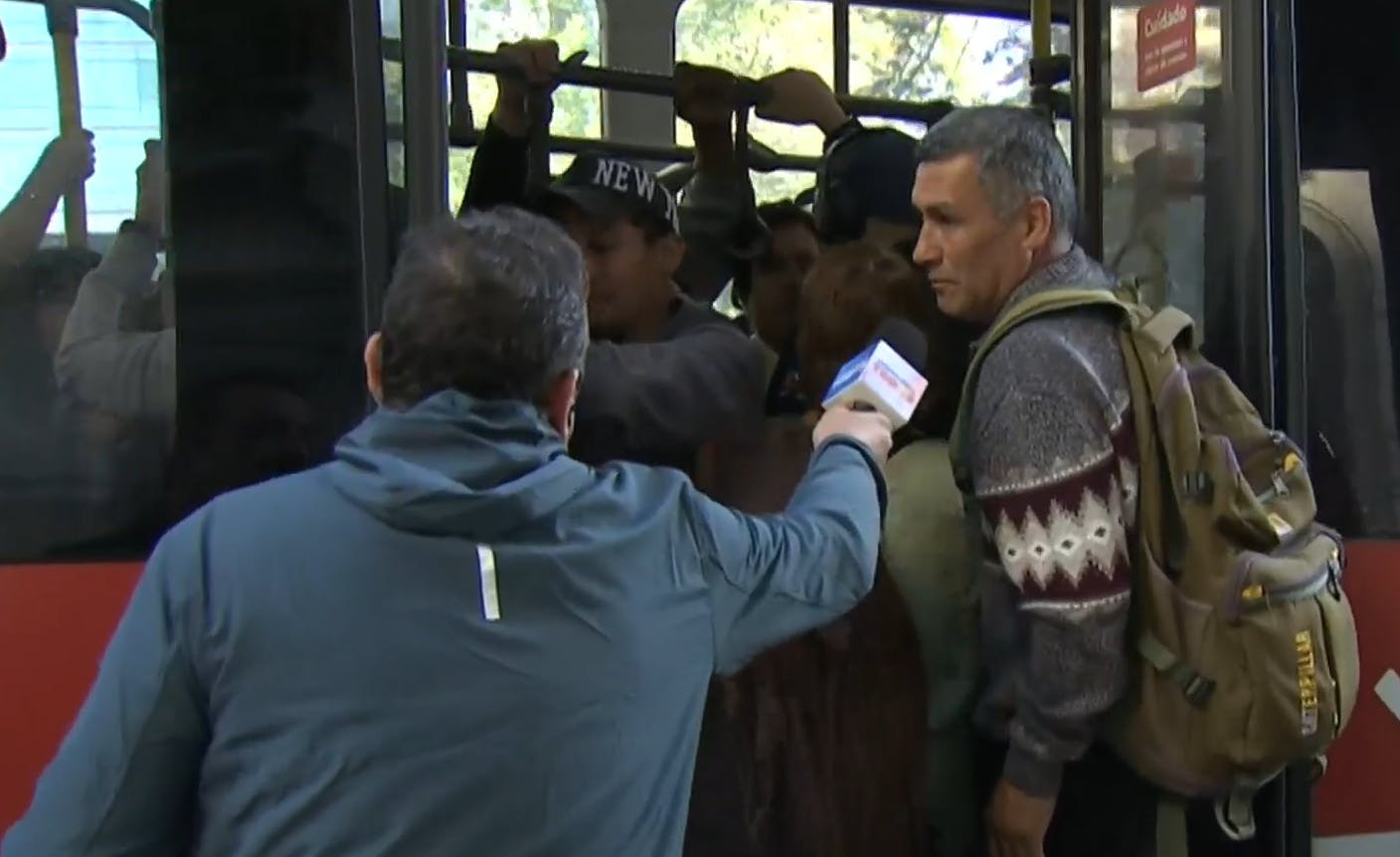 Colapso de paradero y gente molesta: Las consecuencias del cierre de estaciones del Metro