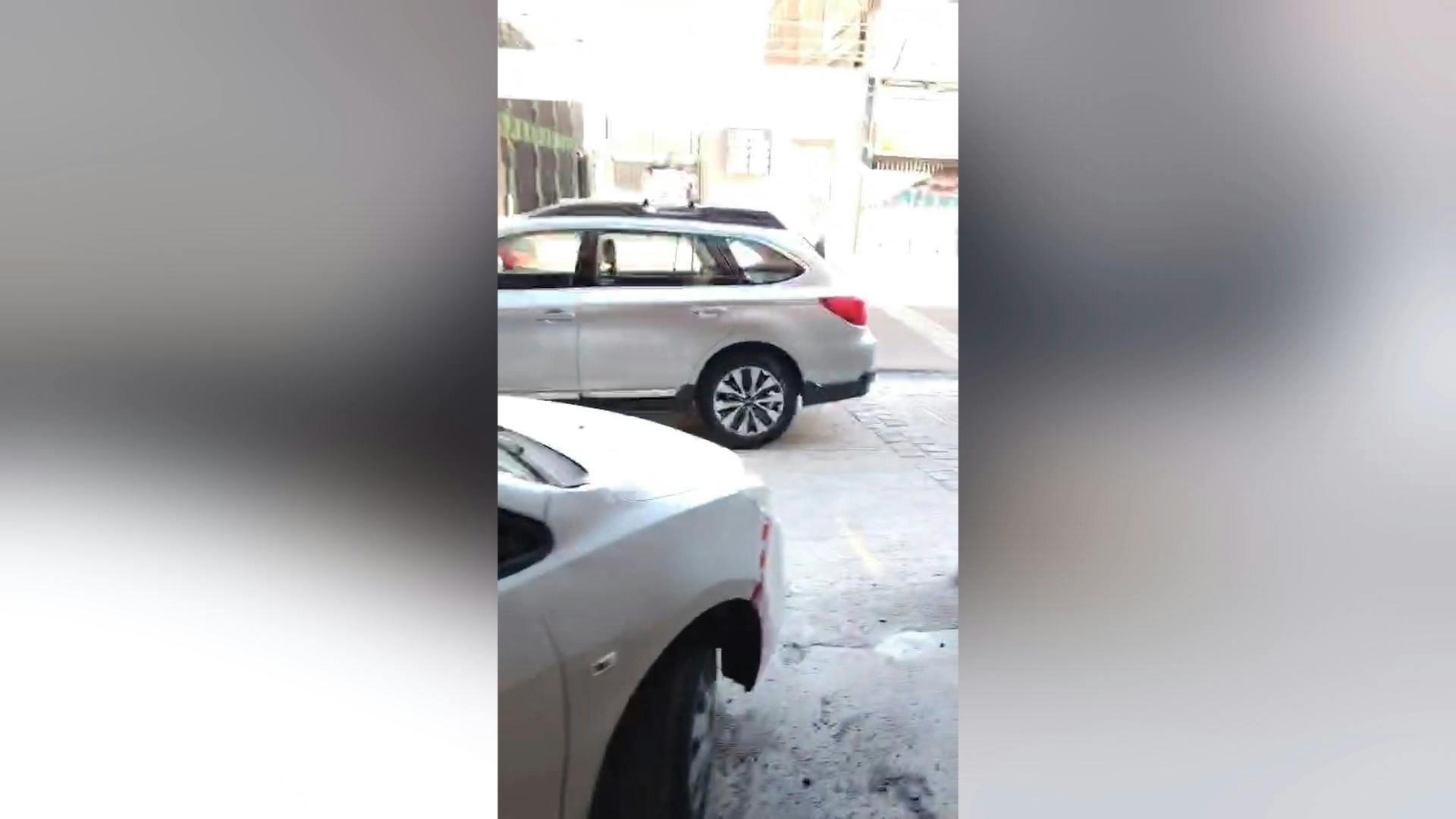  Viralizan  video de auto estacionado en plena salida vehicular 