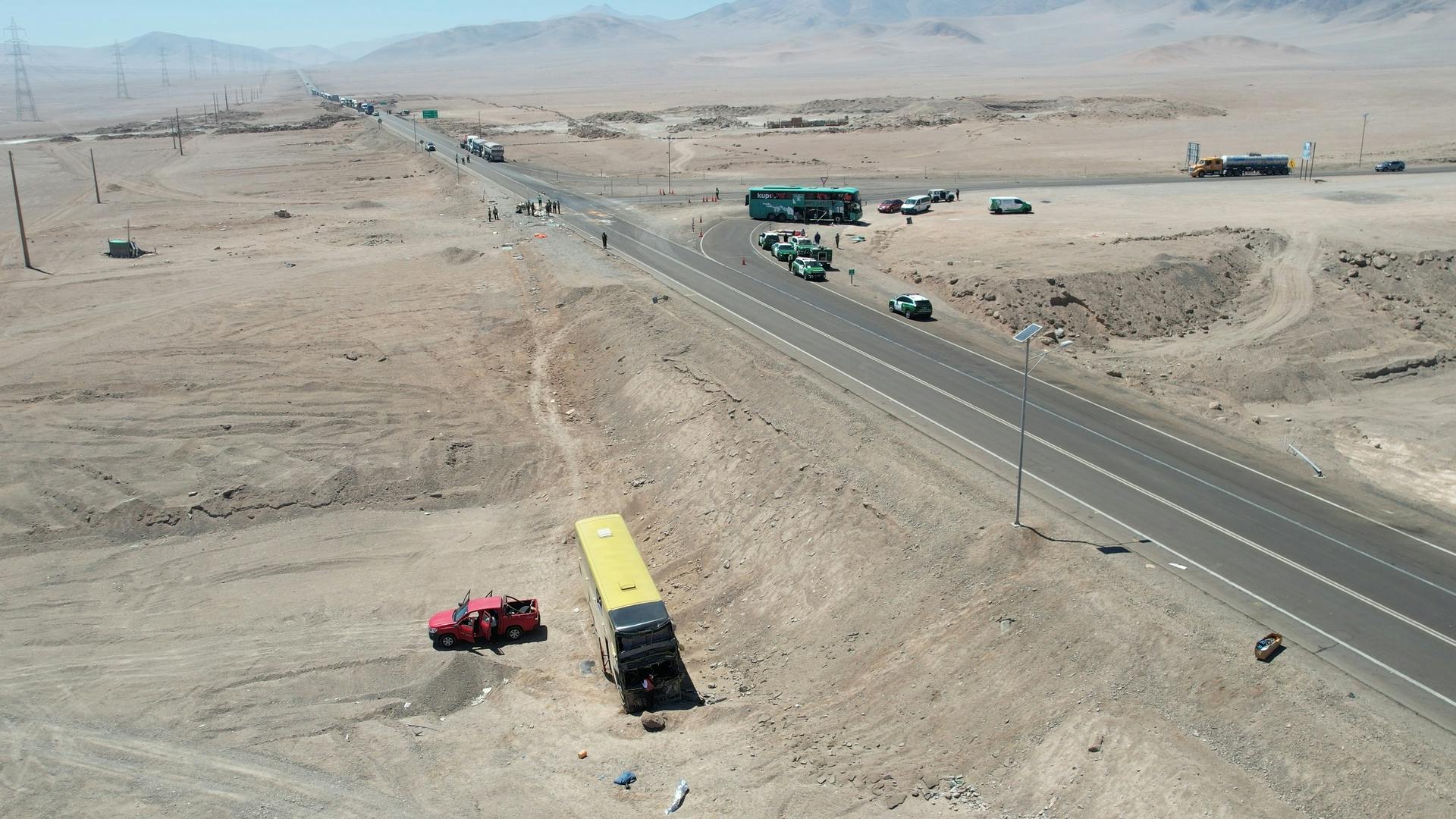 SIAT de carabineros investiga accidente carretero entre dos buses 