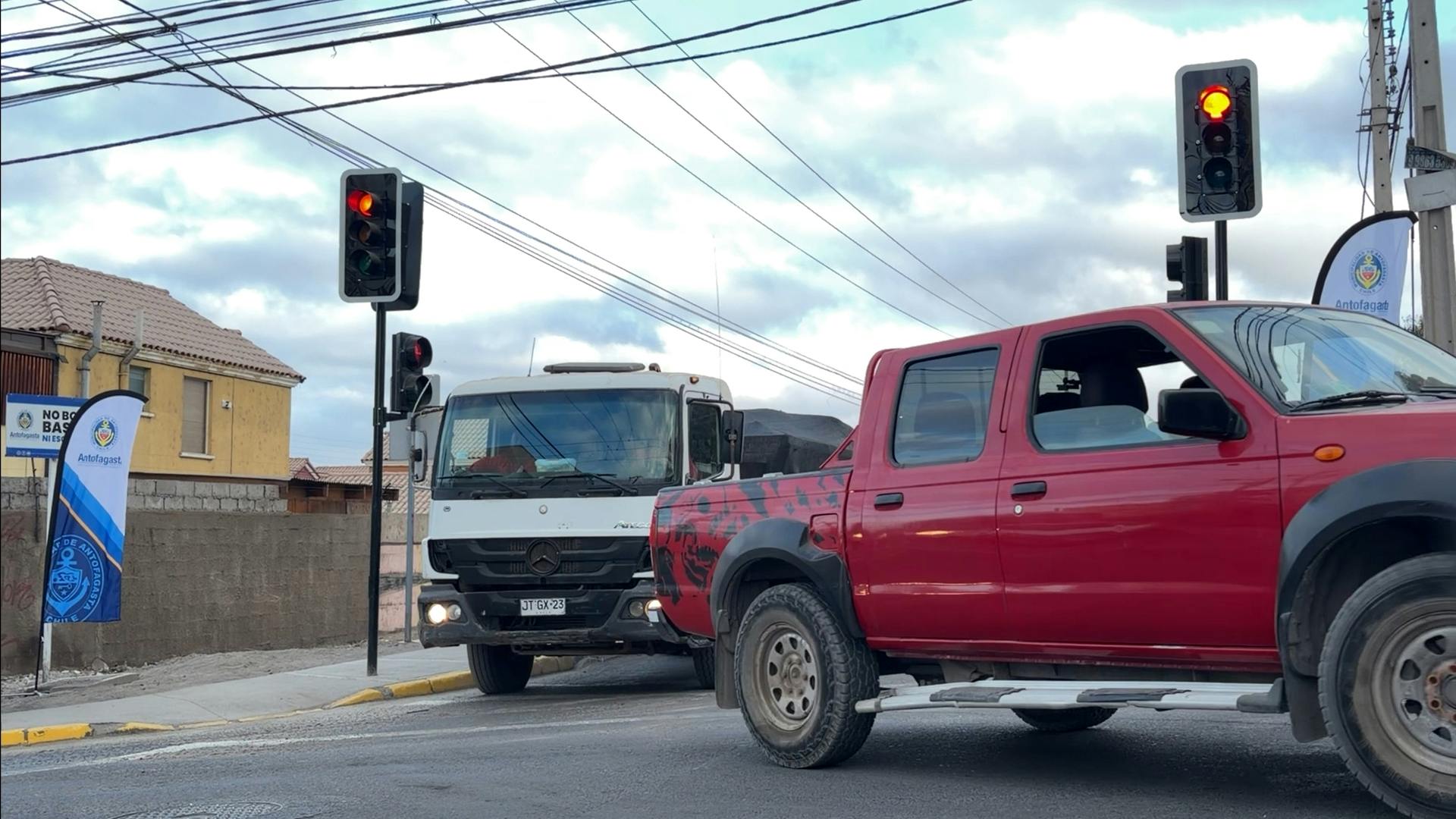 Síntesis regional de noticias: instalan nuevo semáforo en concurrida intersección 