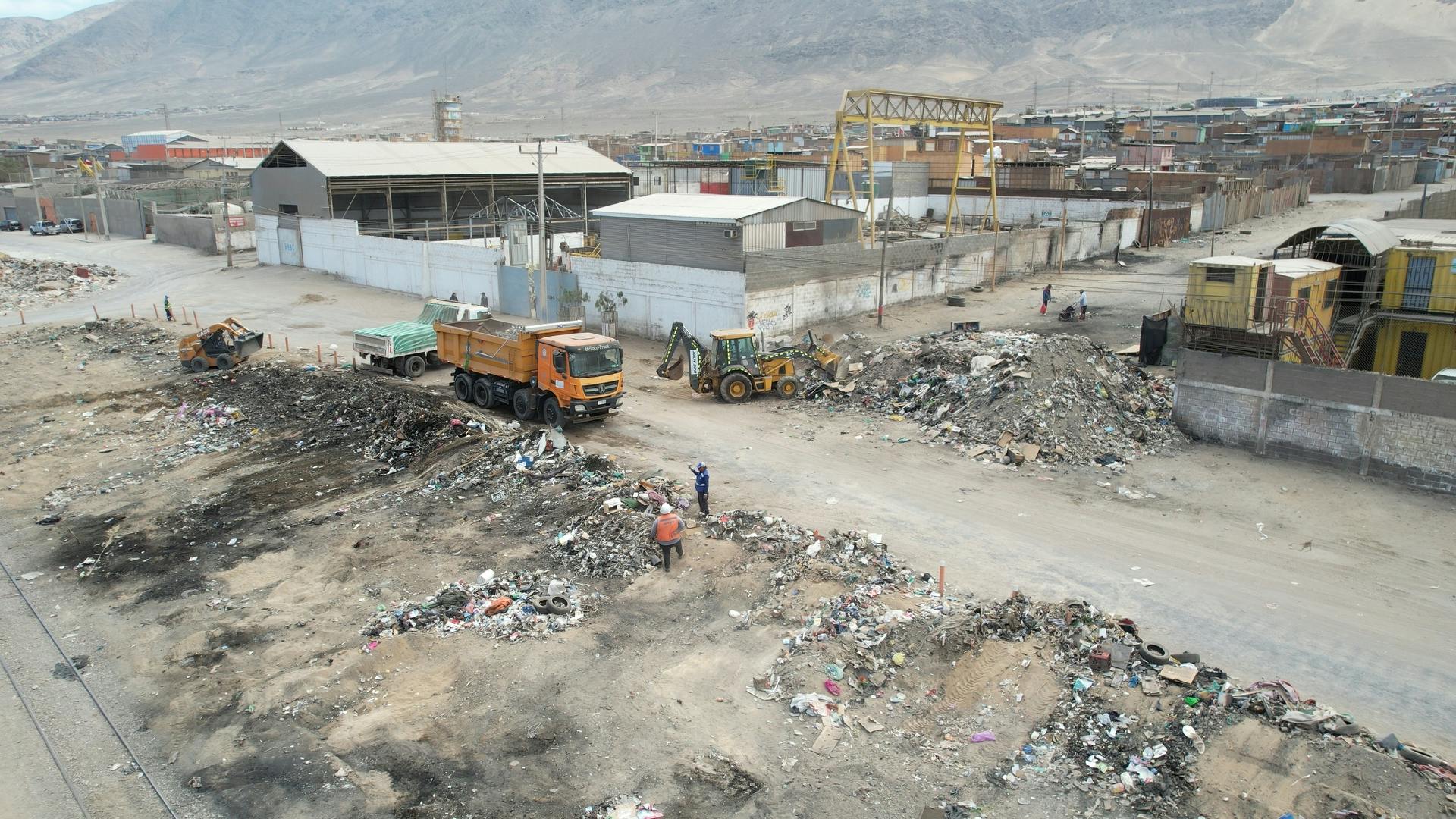 Realizan limpieza de microbasural del sector norte 