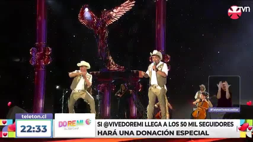 Zúmbale Primo conquista el Estadio Nacional con su cumbia ranchera