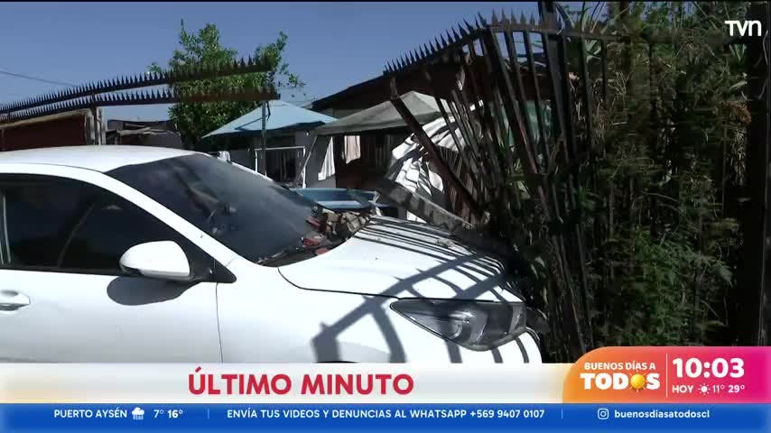 Sucedió mientras tomaban desayuno: auto quedó incrustado en el jardín de una casa