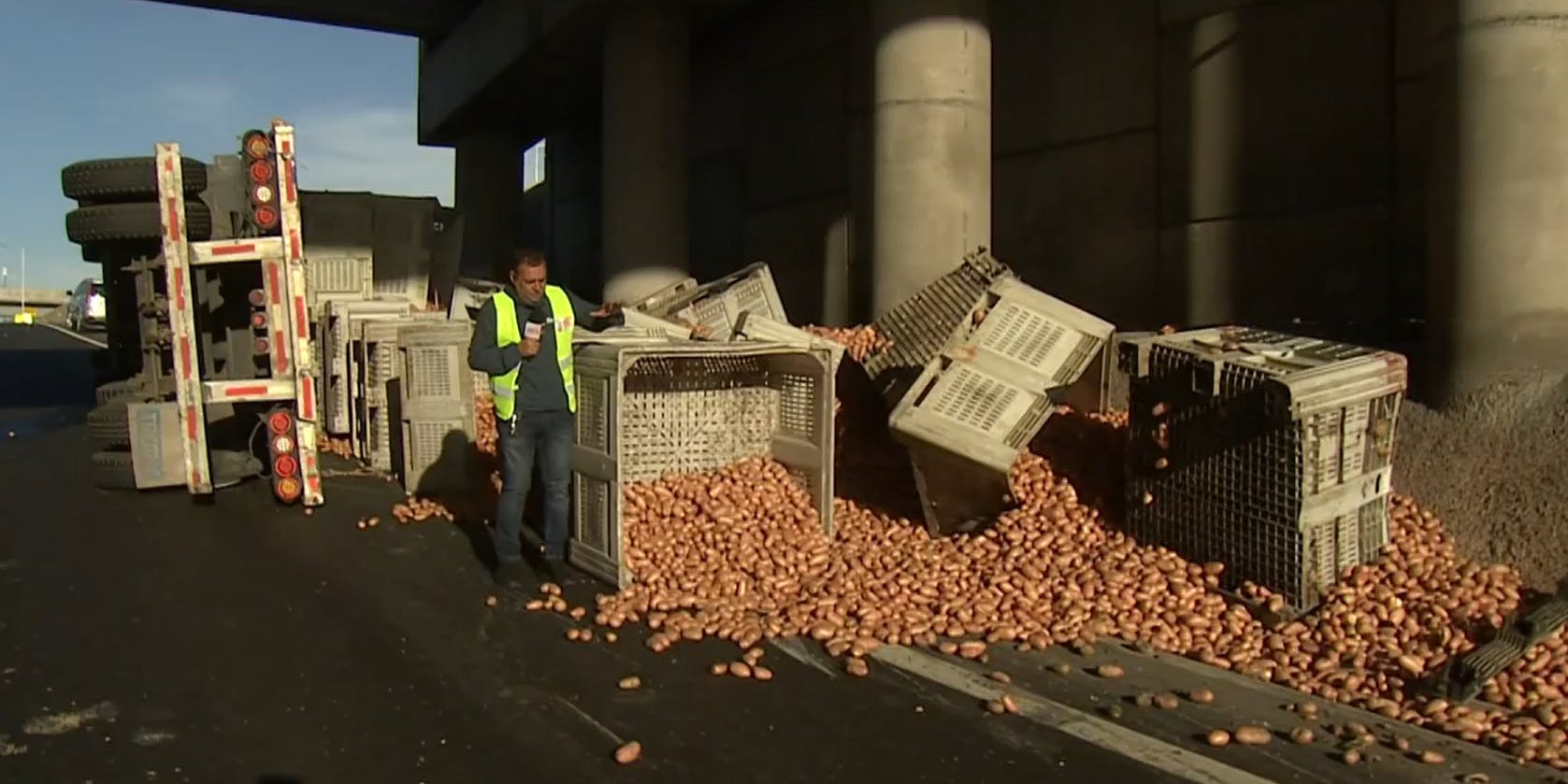 ¡Enorme caos vial!: Camión con 18 toneladas de papas sufre accidente en autopista