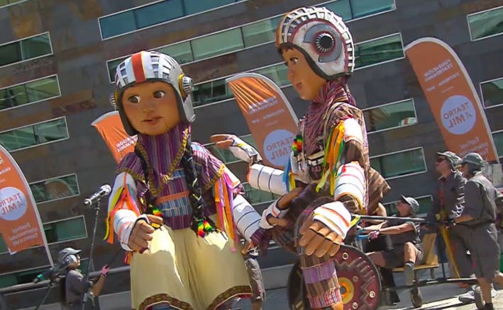 El gigante y los niños Wara Wara dan inicio a las actividades del Festival Teatro a Mil