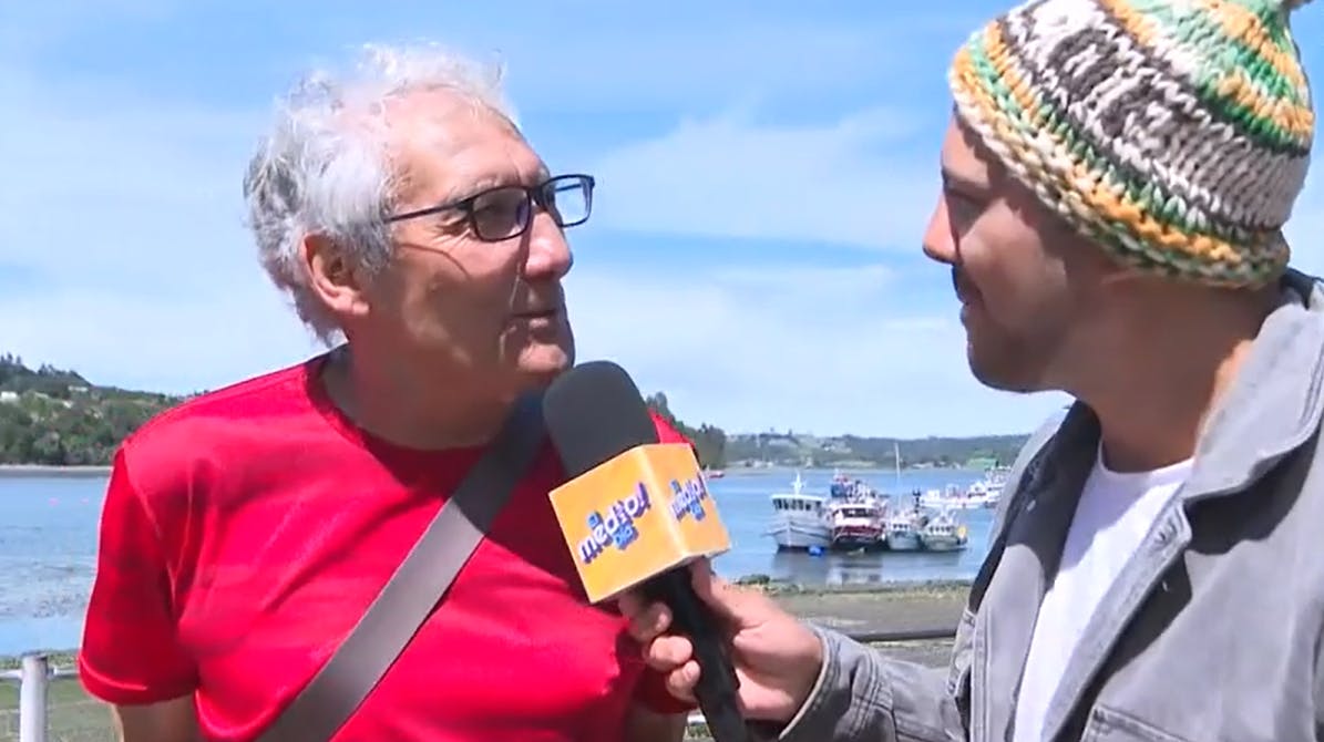 Simón se encuentra con un extra de "La Fiera" en Dalcahue 