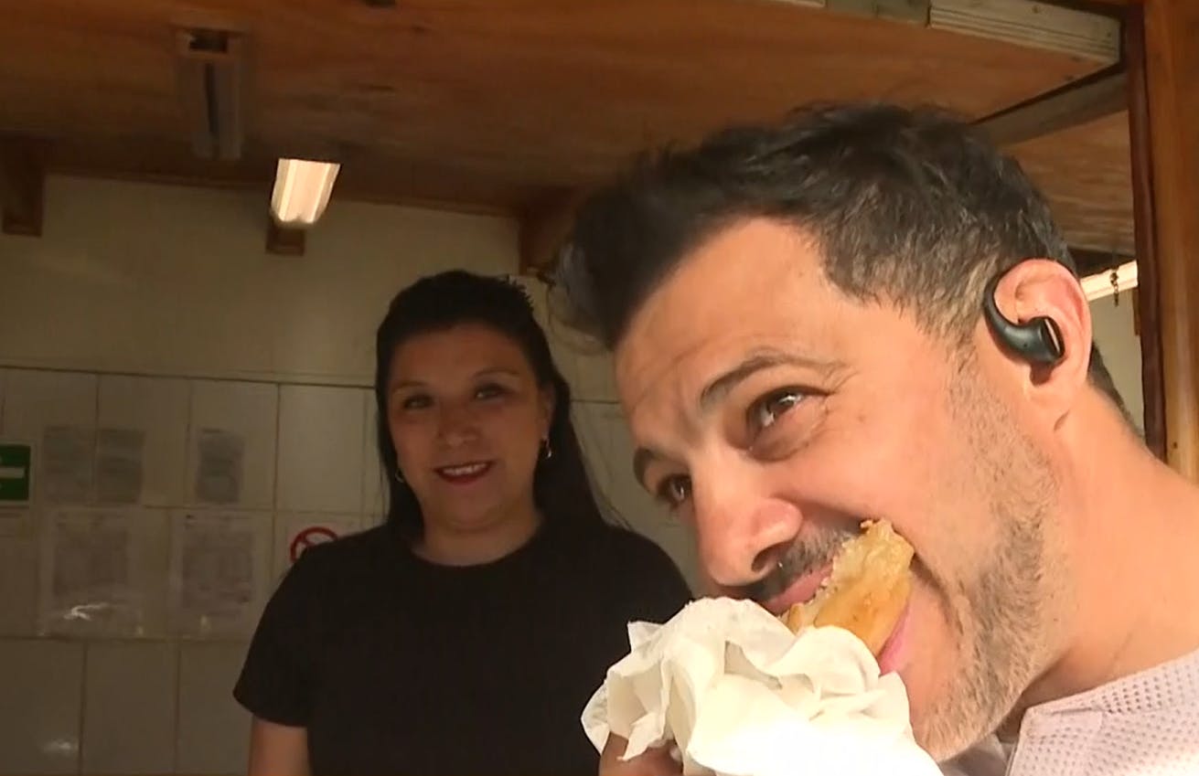 A la espera del estreno de "La Fiera": Simón Oliveros disfruta de un clásico desayuno chilote 