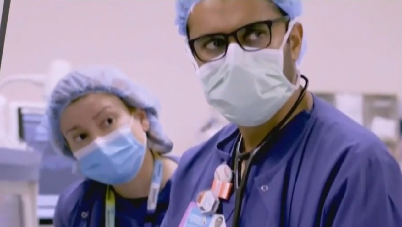 Europa vuelve a las mascarillas y confinamiento: ¿Qué se sabe de la "supergripe" H3N2?