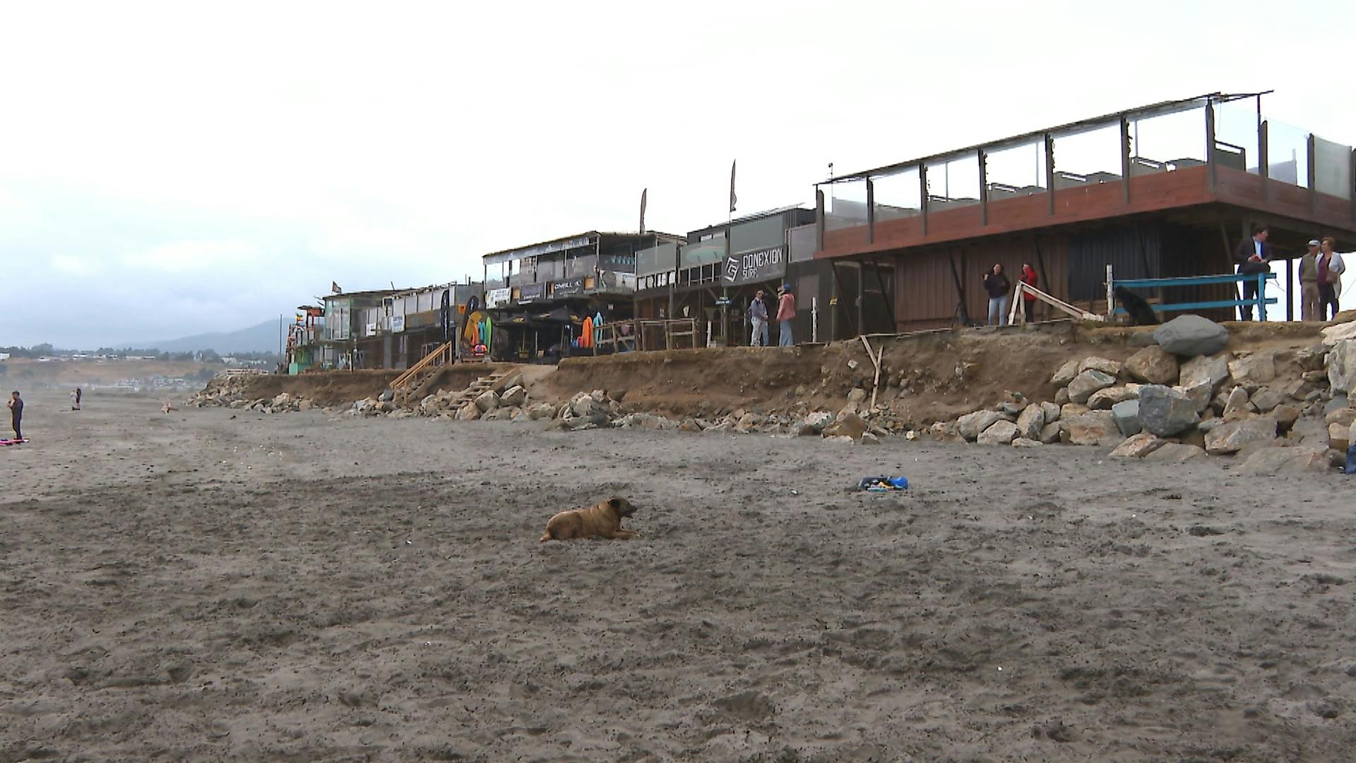 Escuelas de surf en La Boca de Concón en alerta por posible fin de contratos