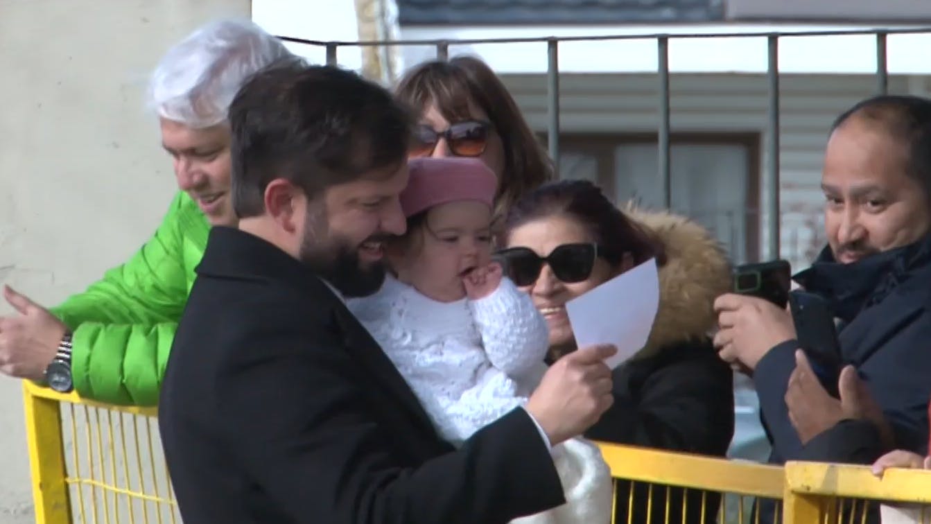 Presidente Boric llega junto a Violeta a su local de votación en Punta Arenas