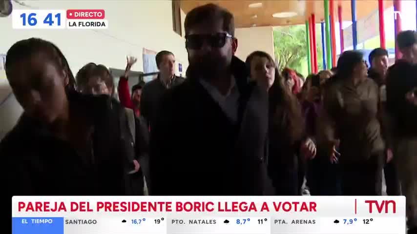 Presidente Boric acompaña a su pareja Paula Carrasco a votar en La Florida