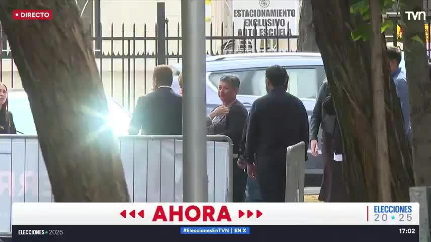 La teoría del rojo: Evelyn Matthei llegó a votar en esta segunda vuelta presidencial