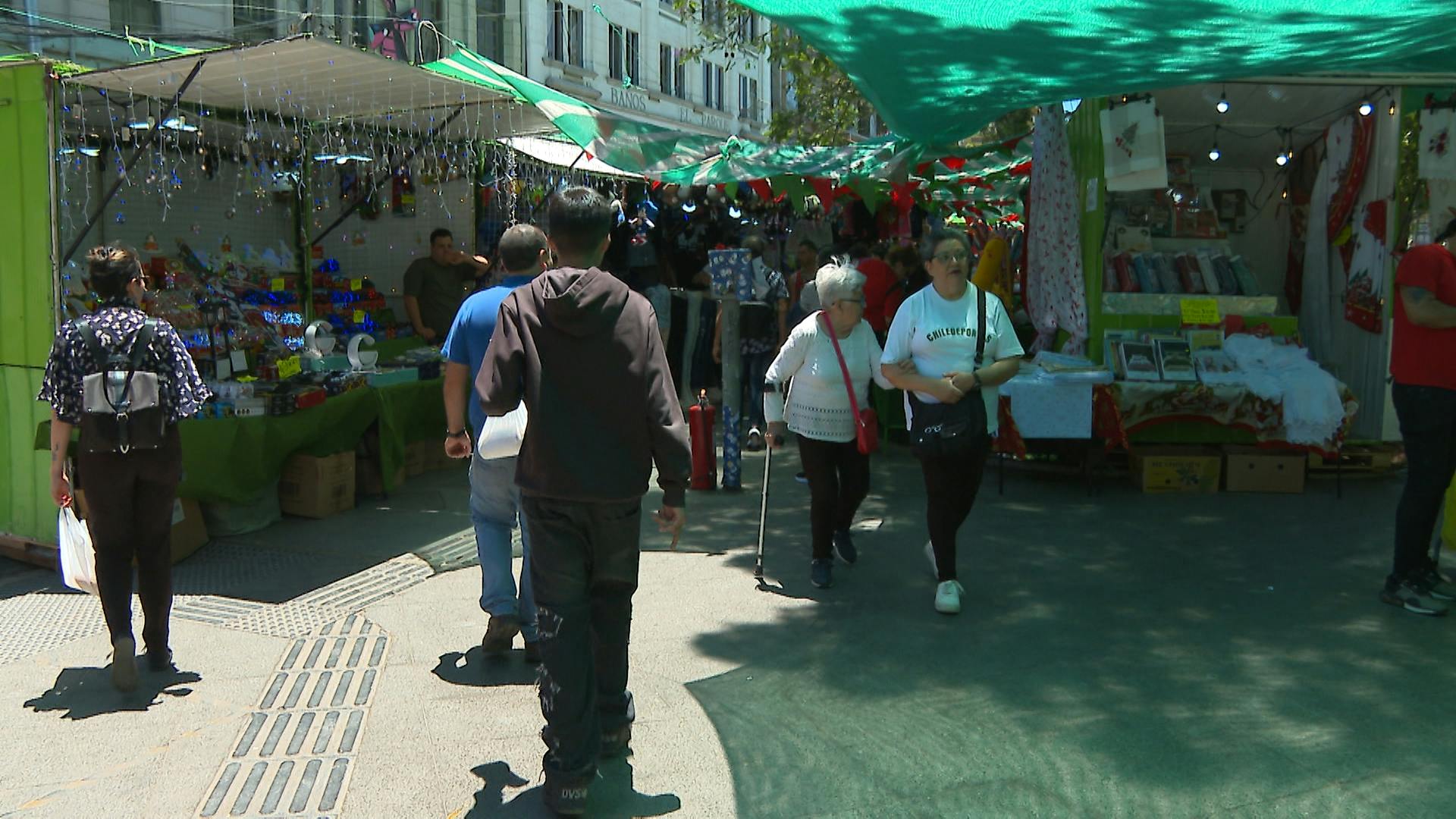 Valparaíso se llena de luces y figuras gigantes para dar la bienvenida a la Navidad
