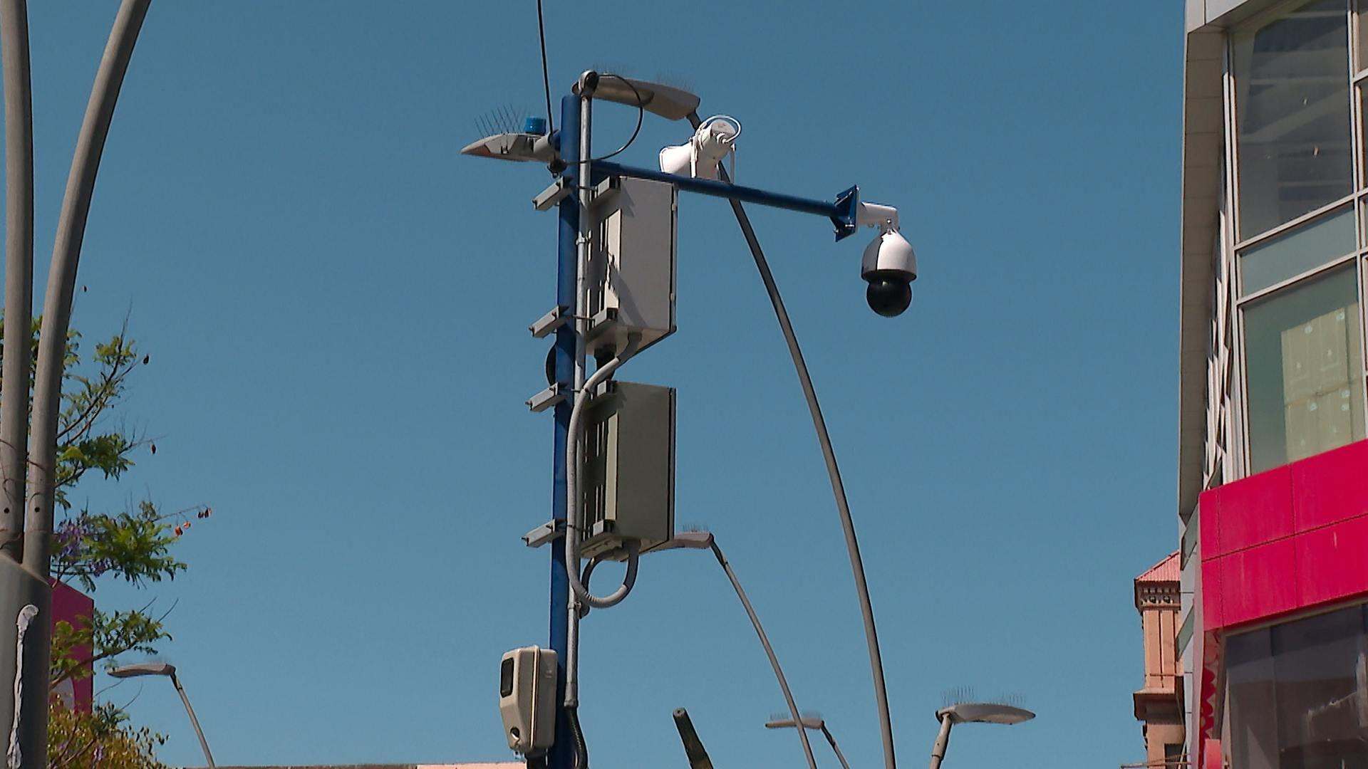 Instalan poste inteligente en cruce de Prat y Matta
