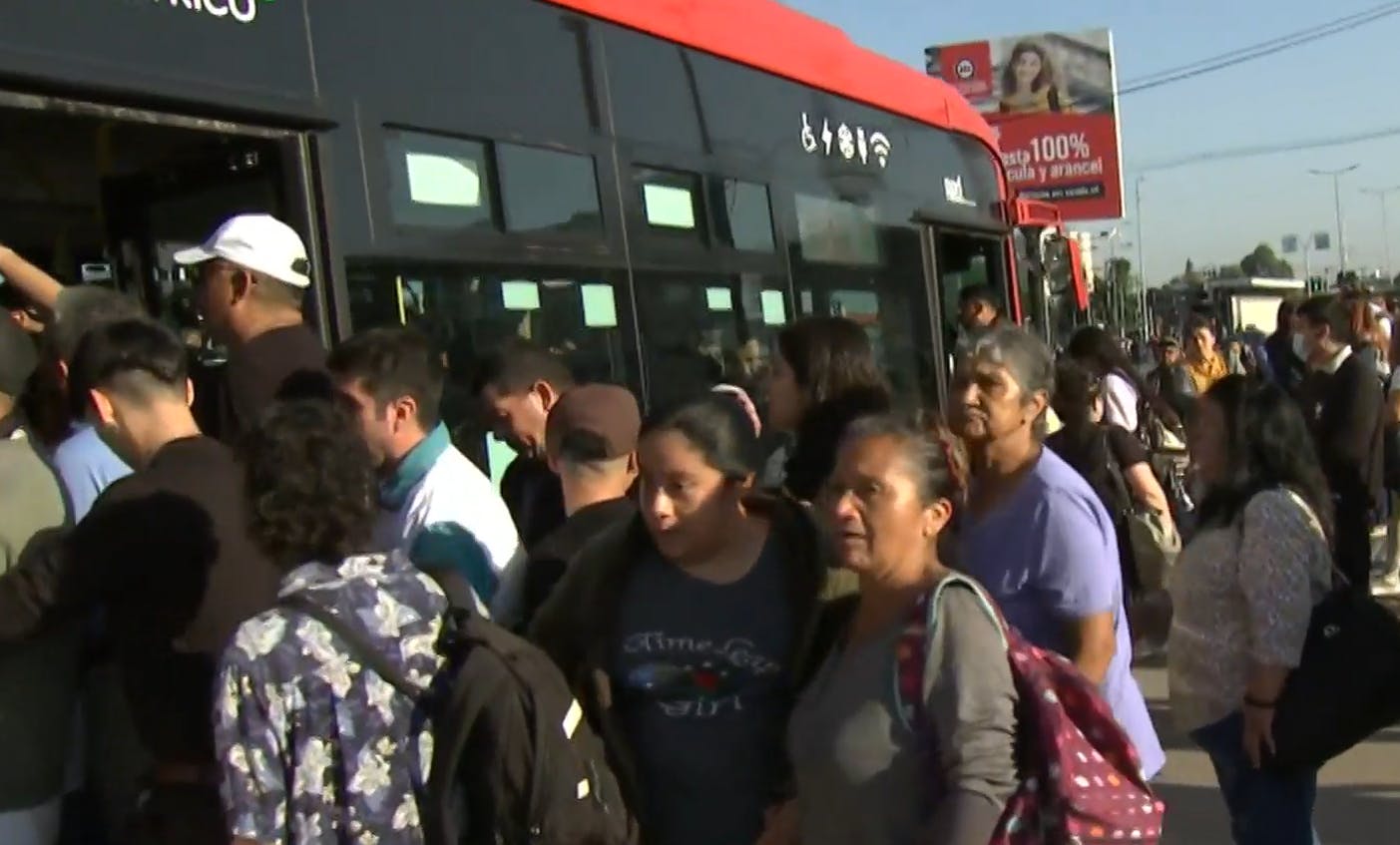 Pasajeros molestos por falta de buses ante falla del Metro 