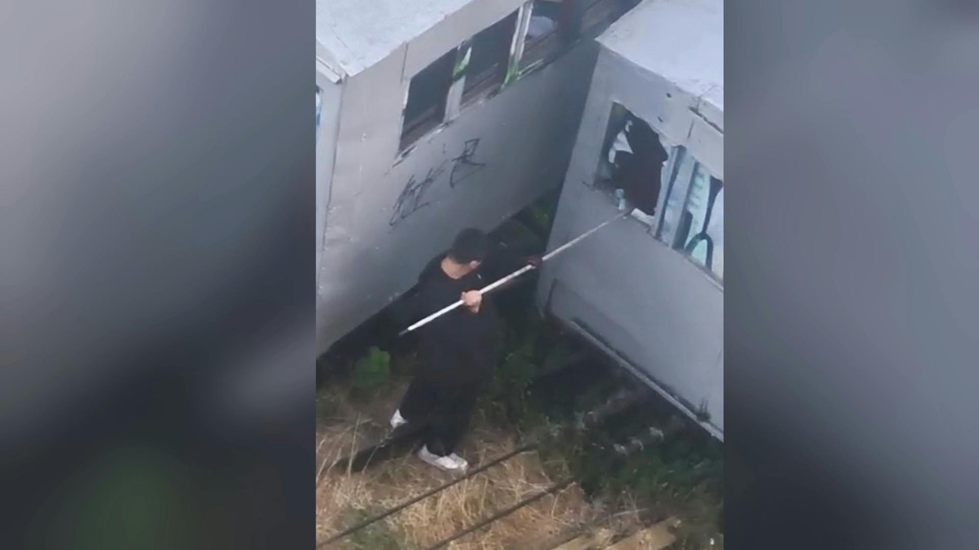 Vecinos captan acto vandálico en ascensor Artillería mientras avanza plan de recuperación