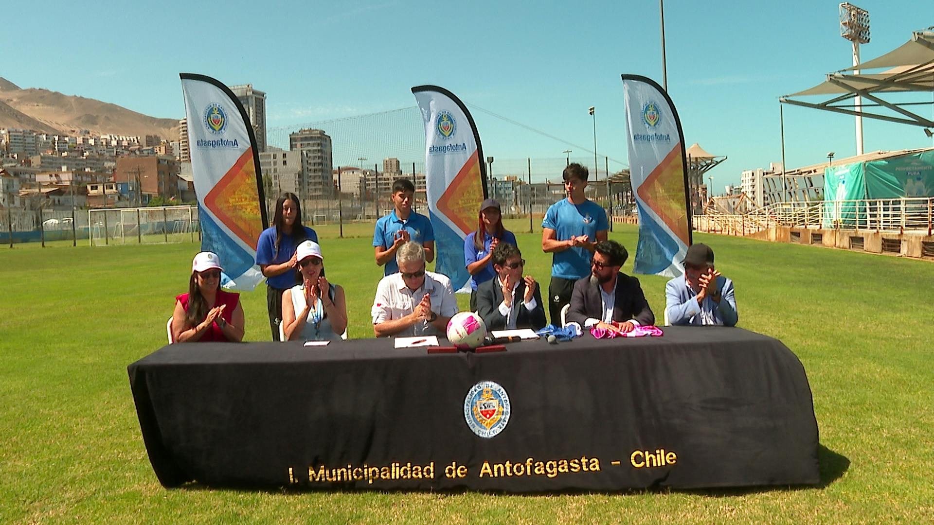 CDA y municipalidad firman contrato de arriendo de cancha 2