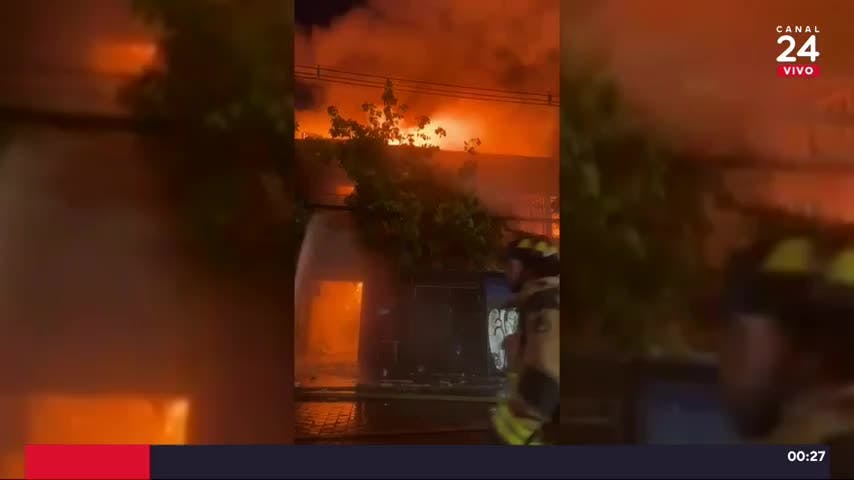 Incendio en Estación Central: destruyó locales comerciales y cité, además dejó un hombre en riesgo vital