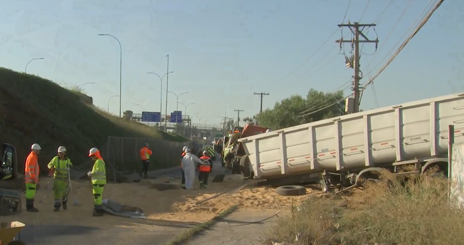 Habría estado drogado: Chofer se desnuda al desbarrancar camión en Autopista Central 