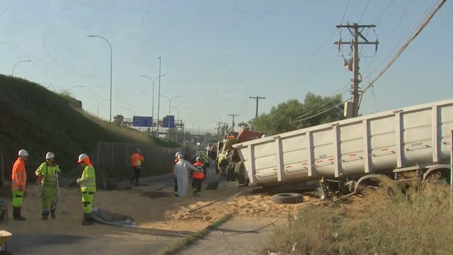 Habría estado drogado: Chofer se desnuda al desbarrancar camión en Autopista Central