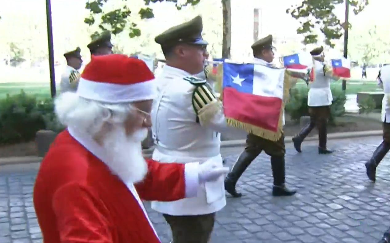 El aplaudido cambio de guardia navideño en La Moneda 