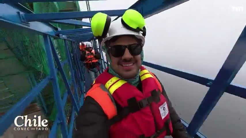 Simón frente a una megaestructura histórica en Chiloé