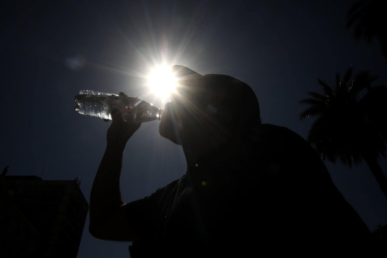 No esperar a tener sed, hidrátese siempre: Entregan recomendaciones para el cuidado de la población ante ola de calor