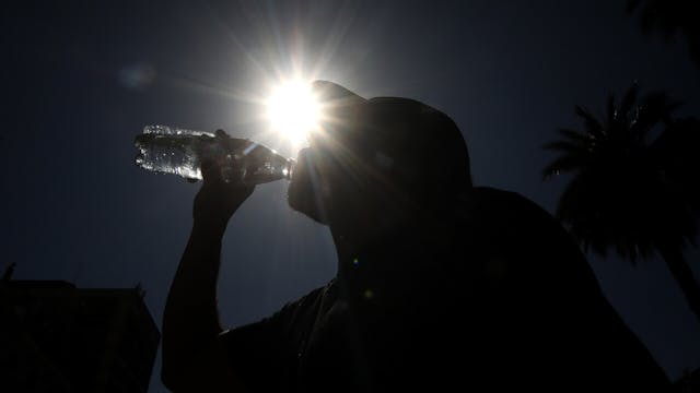 No esperar a tener sed, hidrátese siempre: Entregan recomendaciones para el cuidado de la población ante ola de calor