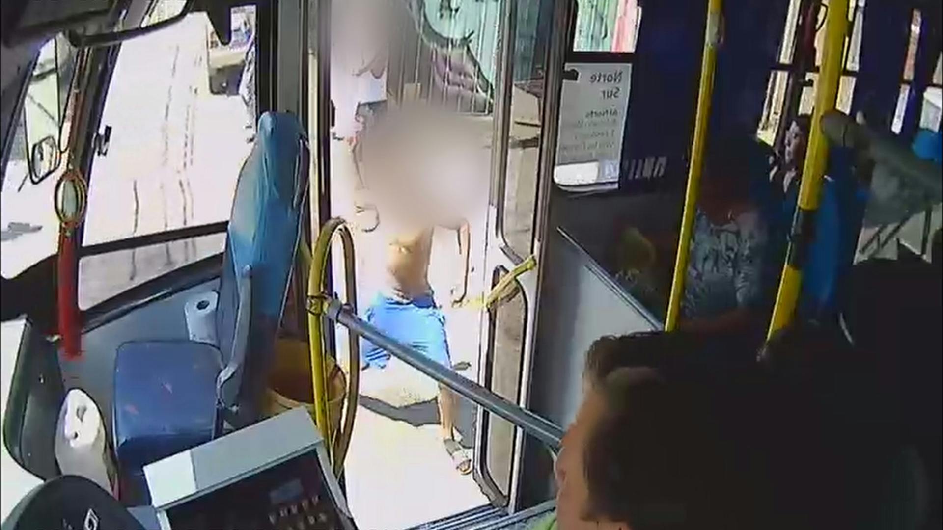 Un grupo de menores de edad se dedican a lanzar bombas de agua contra microbuses 