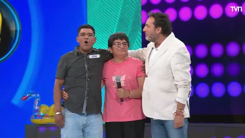 “Todo esfuerzo tiene su recompensa”: El emotivo gesto de Daniel Fuenzalida que hizo llorar a una familia en "Ahora Caigo"